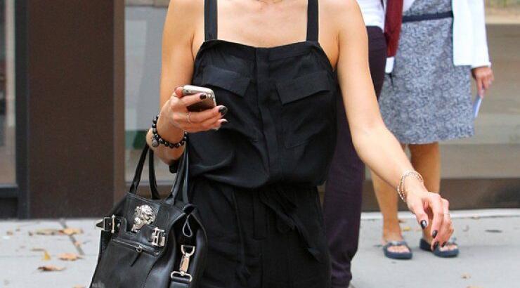 Alesandra Ambrosio: Με στυλ και στις καθημερινές της βόλτες [εικόνες]