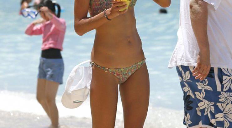 Οι σέξυ εμφανίσεις της Alessandra Ambrosio στη Hawaii [εικόνες]