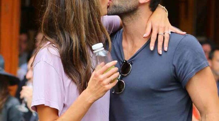 Διάσημο μοντέλο δίνει καυτά φιλιά στη μέση του δρόμου [εικόνες]