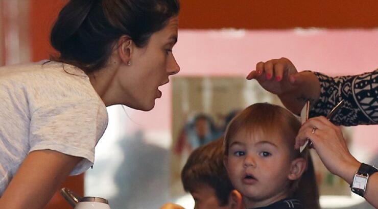 Διάσημο μοντέλο πήγε το μικρό της γιο για κούρεμα [φωτογραφίες]