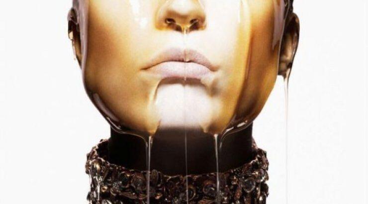 Η ανοιξιάτικη καμπάνια του οίκου Alexander McQueen στάζει...μέλι