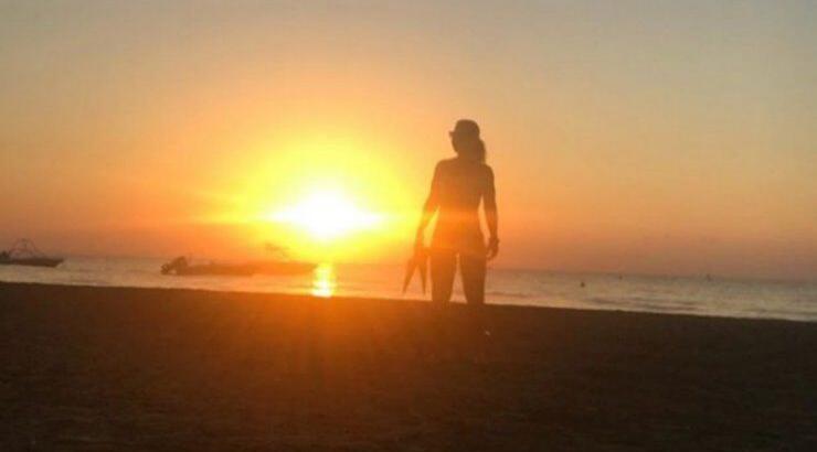 Κύπρια παρουσιάστρια πήγε για μπάνιο και ποζάρει με μπικίνι! [εικόνα]