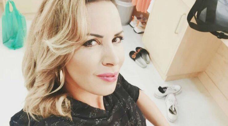 Η Αλεξία Καρακάννα τραγουδά στο μικρόφωνο έτσι όπως δεν μας έχει συνηθίσει! [βίντεο]