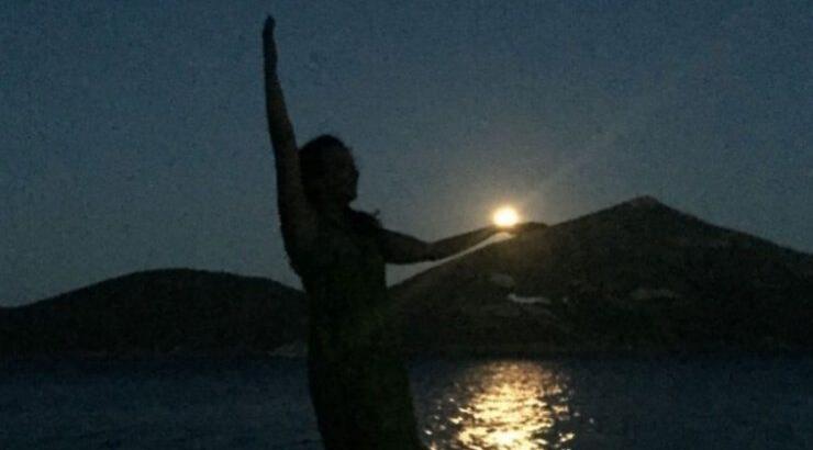 Ελληνίδα ηθοποιός ανακοίνωσε ότι θα ανέβει τα σκαλιά της εκκλησίας