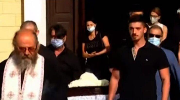 Άλκηστις Παυλίδου: H συγκινητική στιγμή που τη συνοδεύουν στην τελευταία της κατοικία ο γαμπρός και ο εγγονός της [βίντεο]