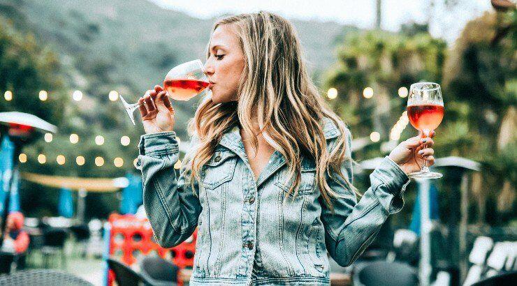 Καλοκαίρι και Αλκοόλ: Μια εξίσωση που μας προσθέτει βάρος! Ή μήπως όχι;