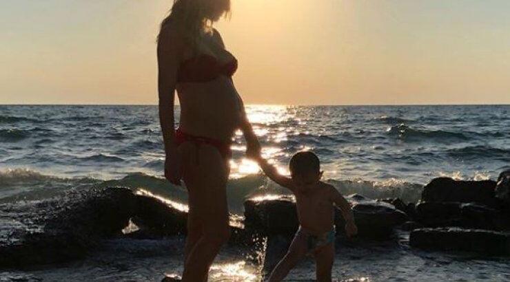 Ελληνίδα παρουσιάστρια διανύει τον πέμπτο μήνα της εγκυμοσύνης της και ποζάρει με μαγιό! [εικόνα]