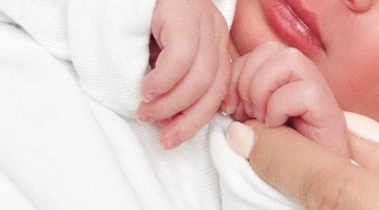 Είδαμε την πρώτη φωτογραφία του νεογέννητου μωρού επώνυμης Ελληνίδας και είναι ένας κούκλος! 