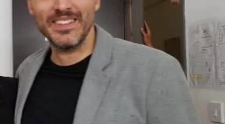 Αυτός είναι ο γοητευτικός αδερφός επώνυμης Ελληνίδας που ζει στην Κύπρο!