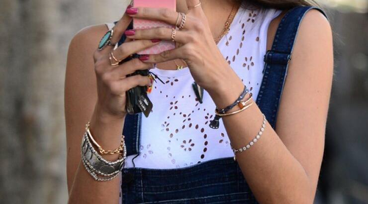 Τι φωτογραφίζει και γελάει το αγγελάκι της Victoria Secret; [φωτογραφίες]