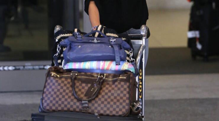 Alessandra Ambrosio: Σέξυ ακόμα και στο αεροδρόμιο!