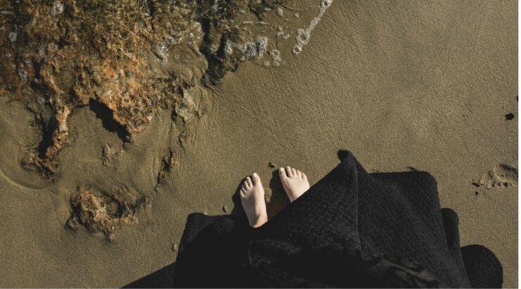 Πώς να διώξεις εύκολα την άμμο από τα πόδια σου στην παραλία