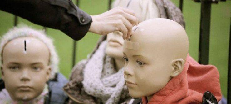 Οι περίεργοι κουμπαράδες που θυμίζουν άστεγους στο Αμστερνταμ -Μια πρωτότυπη καμπάνια που σάρωσε [βίντεο] 