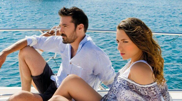 Γιώργος Αναγιωτός: Τρυφερά φιλιά με τη σύντροφό του πριν ανέβουν τα σκαλιά της εκκλησίας! [εικόνες]