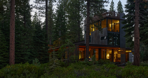 Το σπίτι ενός αρχιτέκτονα σχεδιασμένο ως δεντρόσπιτο που εξαφανίζεται στο τοπίο