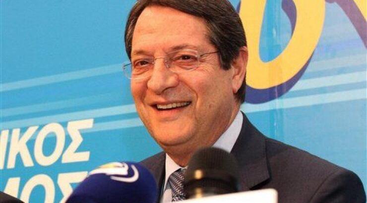 Δείτε το Νίκο Αναστασιάδη να μπουγελώνεται για το ice bucket challenge [βίντεο]