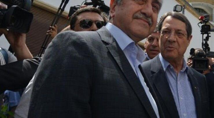 Αναστασιάδης - Ακιντζί μελετούν τρία κεφάλαια του Κυπριακού