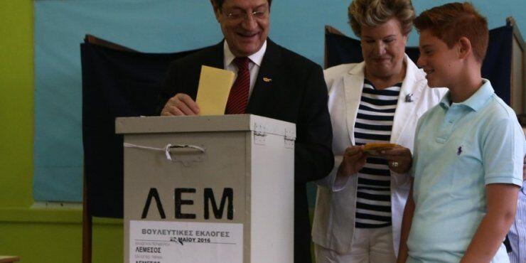 Με τα εγγονάκια στην κάλπη ο Πρόεδρος