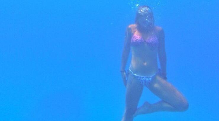 Γνωστή ηθοποιός αναστατώνει με τις σέξι υποβρύχιες πόζες της