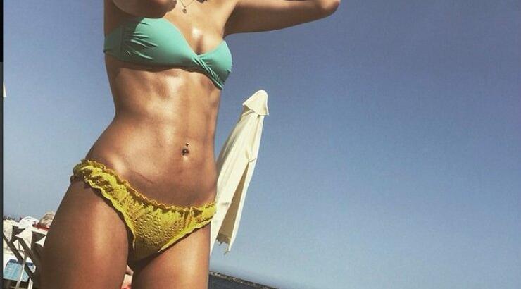 Επώνυμη Κύπρια αναστατώνει τις παραλίες με τους κοιλιακούς και το αψεγάδιαστο σώμα της