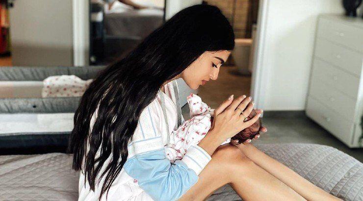 Άντρεα Κυριάκου: Πρωινές αγκαλιές με τη νεογέννητη κόρη της [βίντεο]