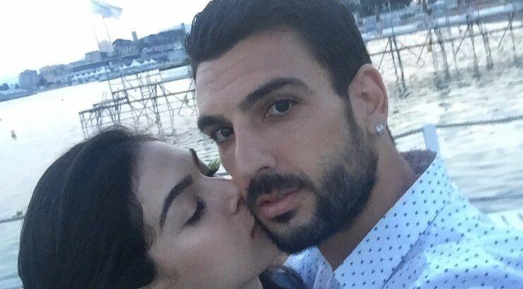 Γιώργος Μερκής και Άντρεα Κυριάκου χέρι – χέρι ξαπλωμένοι στον καναπέ του σπιτιού τους!