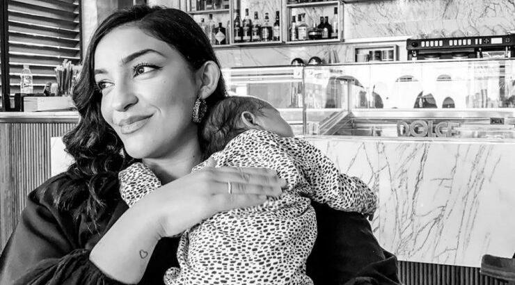 Άντρεα Νικολάου: Μας έδειξε το προσωπάκι της νεογέννητης κόρης της!