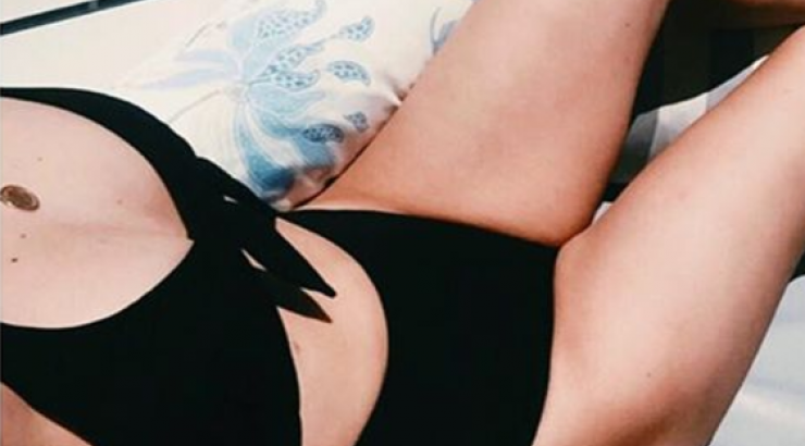 Επώνυμη Κύπρια αναστατώνει ξαπλωμένη στην παραλία με τη σέξι σιλουέτα της!