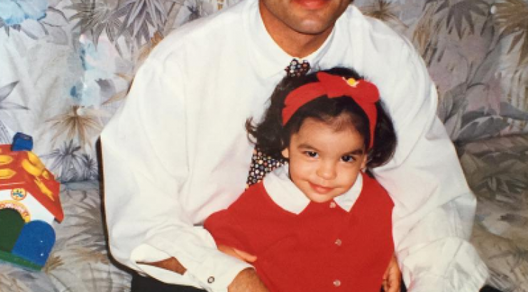 Επώνυμη Κύπρια σε μικρή ηλικία στην αγκαλιά του μπαμπά της!