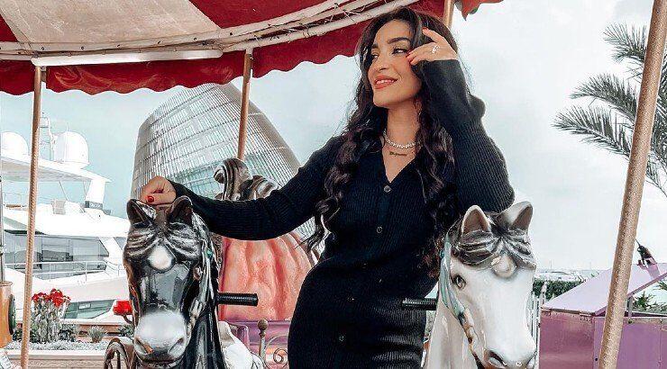 Άντρεα Νικολάου – Παναγή: Κυριακάτικη βόλτα σε χριστουγεννιάτικο χωριό με τη Φλωριάνα της [εικόνες]