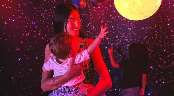 Άντρεα Κυριάκου: Με τα παιδάκια της στις κούνιες στην παιδική χαρά [βίντεο]