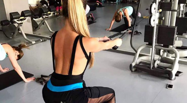 Επώνυμη Κύπρια "ανεβάζει" τη θερμοκρασία στα ύψη με τις ενδυματολογικές της επιλογές στο γυμναστήριο!