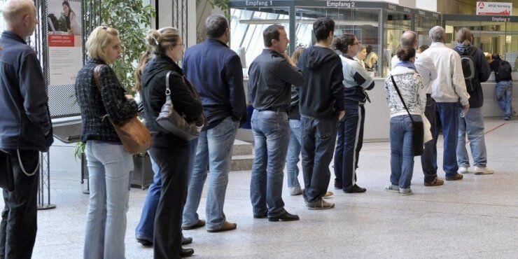 Στο χαμηλότερο επίπεδο 3,5 ετών οι άνεργοι τον Απρίλιο 2016 