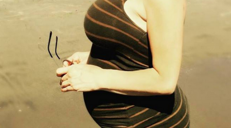 Οι πρώτες φωτογραφίες Ελληνίδας τραγουδίστριας με φουσκωμένη κοιλίτσα!