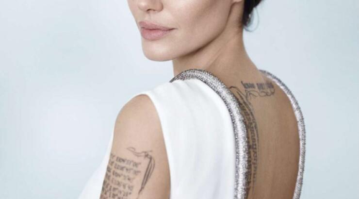 H Jolie σε λέσχη οργίων! Την χάιδευαν με φτερό στα γεννητικά όργανα, ενώ εκείνη έκανε στοματικό σε άντρα!