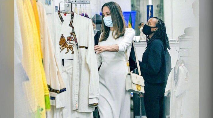 Η Angelina Jolie έκανε μια εξαιρετικά κομψή εμφάνιση με ένα κλασικό φόρεμα