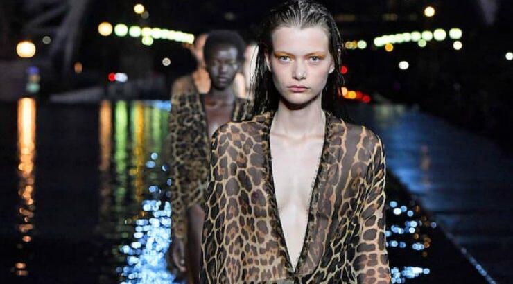 Φόρεσε το animal print στην παραλία