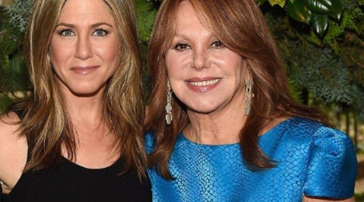Η Jennifer Aniston για την μητέρα της: "Έδινε ένα παράδειγμα για αυτό που ποτέ δεν ήθελα να είμαι"