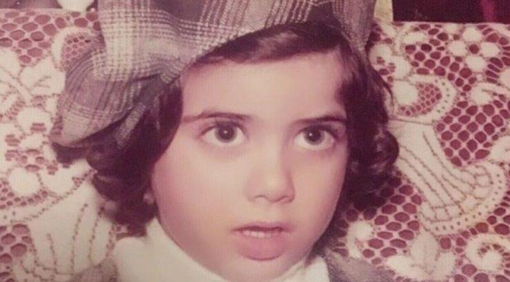 Αναγνωρίζετε την επώνυμη Κύπρια στη φωτογραφία από την παιδική της ηλικία;