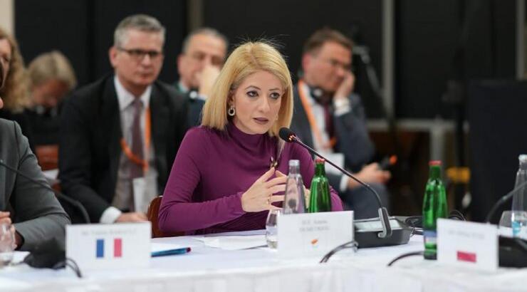 Αννίτα Δημητρίου: Το office look της με λευκό μπλέιζερ που αξίζει να αντιγράψεις