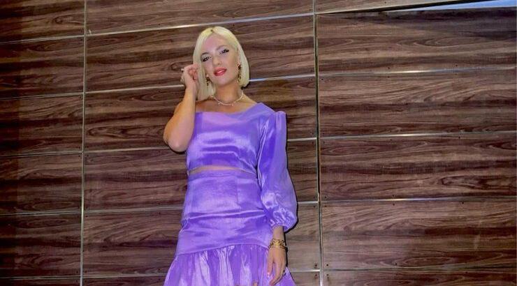 Άντρη Καραντώνη: Βρήκαμε το summery σύνολο της που θα λατρέψεις στην πιο καλοκαιρινή απόχρωση