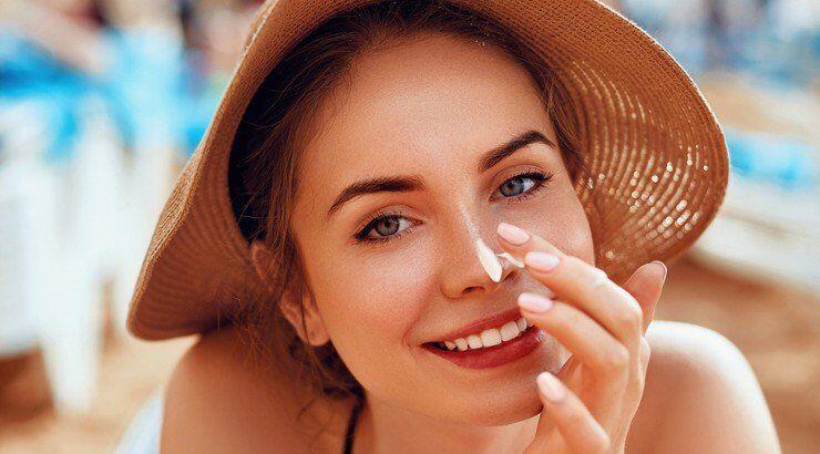 Σου βρήκαμε τη λύση για αντηλιακή προστασία πάνω από το μακιγιάζ!
