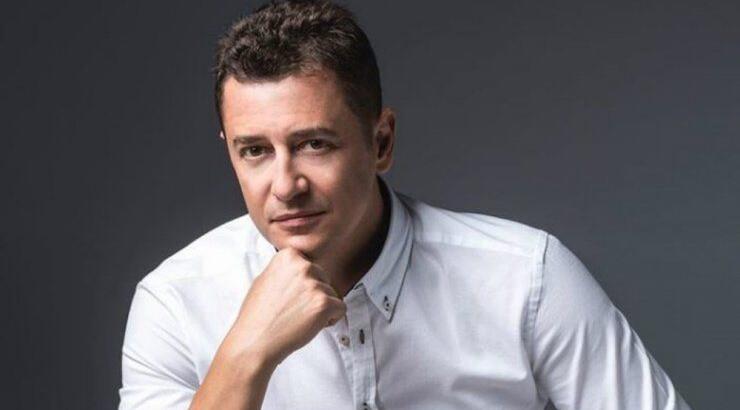 Ο Αντώνης Σρόιτερ ποζάρει με τις κόρες του στην παραλία!