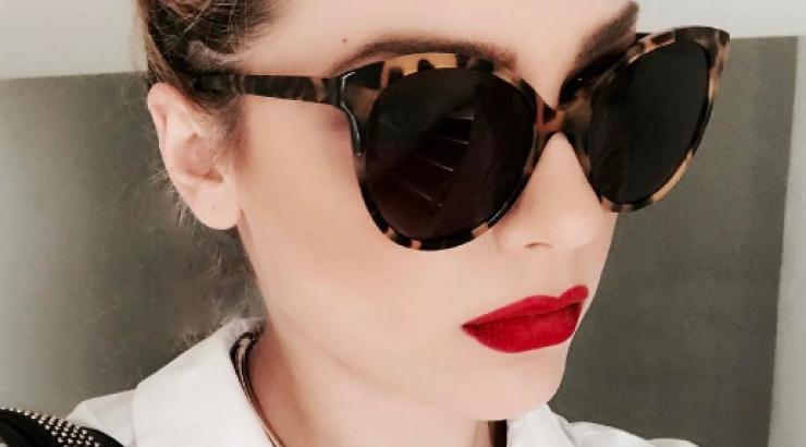 Το πιο γλυκό στιγμιότυπο της ημέρας! Η Άντρη Καραντώνη απλώνει τα ρούχα με την Αργυρώ στην αγκαλιά της!