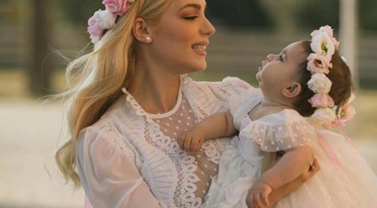 Άντρη Καραντώνη: Ποζάρει αγκαλιά με την κόρη της φορώντας μπουρνούζι! [εικόνα]