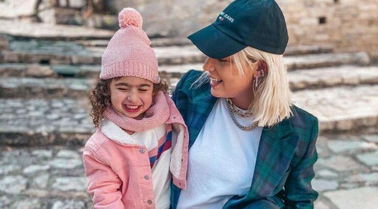 Άντρη Καραντώνη: Μας έδειξε την Αργυρώ να τραγουδάει Αργυρό σε ένα απολαυστικό βίντεο