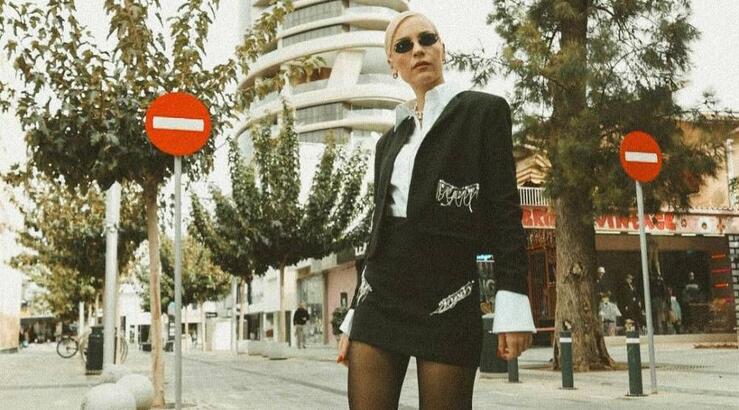 Άντρη Καραντώνη: Η ασορτί εμφάνιση με την κόρη της Αργυρώ στην Αθήνα [εικόνες]