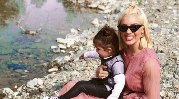 Άντρη Καραντώνη: Για βόλτα με τη μικρή Αργυρώ φορώντας το ίδιο outfit! [εικόνες]