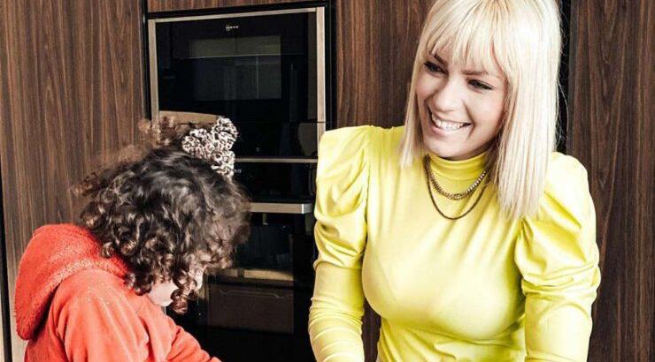 Άντρη Καραντώνη: Το στιγμιότυπο με τη μικρή Αργυρώ είναι ότι πιο αγαπησιάρικο θα δείτε σήμερα!