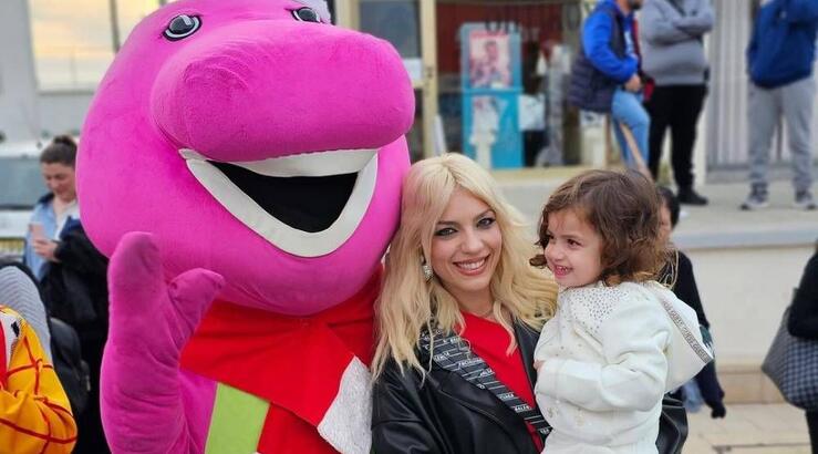 Άντρη Καραντώνη: Η 3χρονη κόρη της, Στύλια τραγουδάει… Τσιτσάνη [βίντεο]